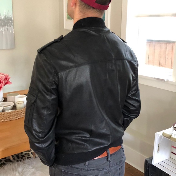 Men’s large (42-44 ) Danier genuine leather moto jacket. - Picture 4 of 7